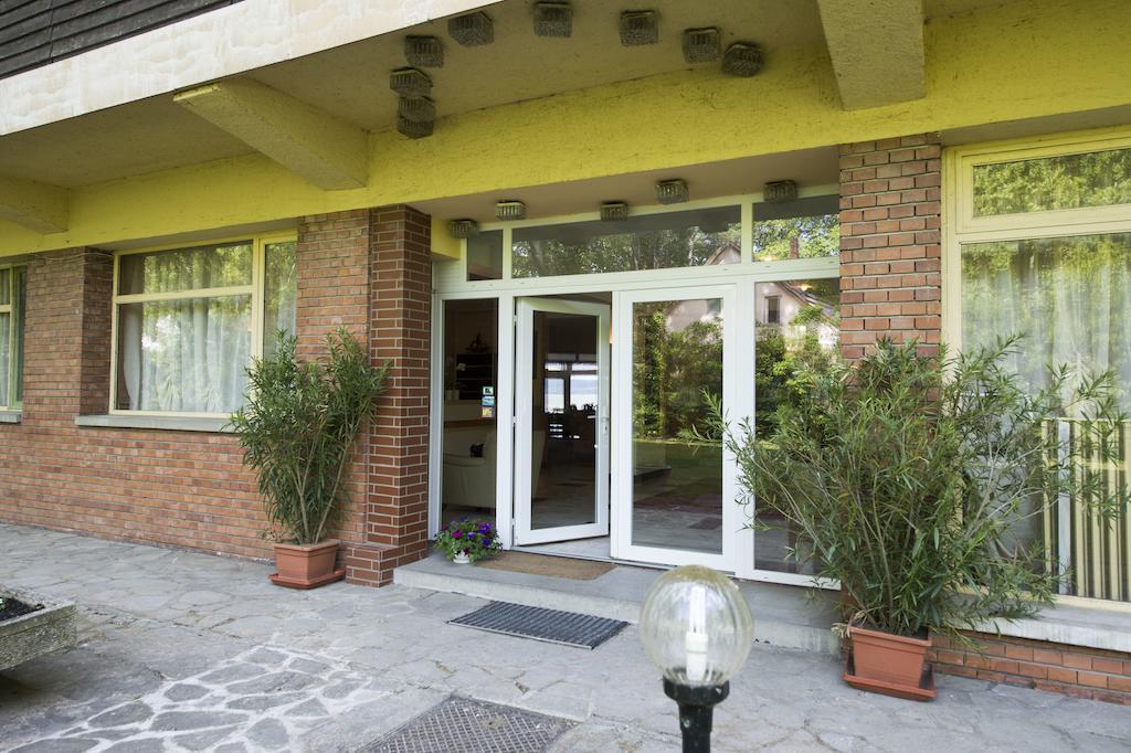 Familia Hotel Balatonboglar Bagian luar foto