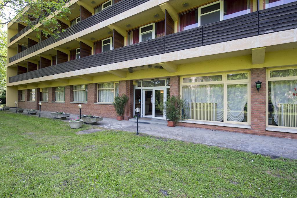 Familia Hotel Balatonboglar Bagian luar foto