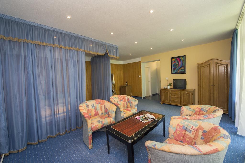 Familia Hotel Balatonboglar Ruang foto