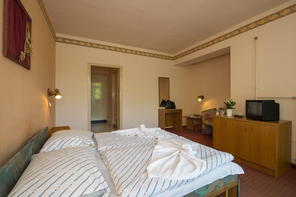 Familia Hotel Balatonboglar Ruang foto