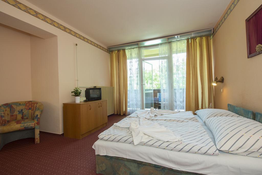 Familia Hotel Balatonboglar Bagian luar foto