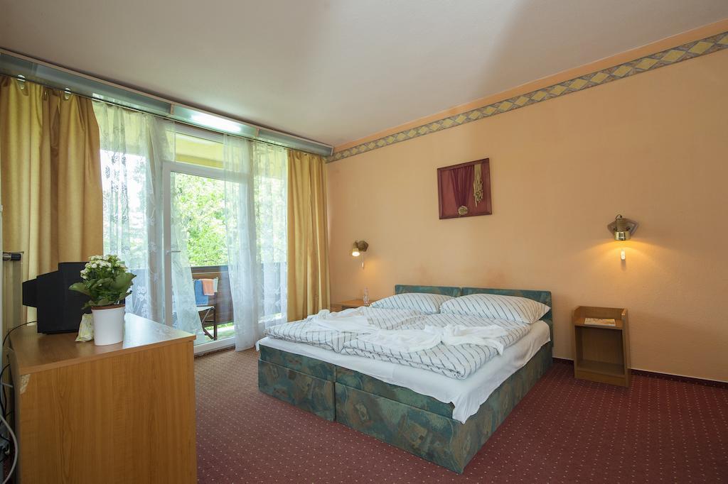 Familia Hotel Balatonboglar Ruang foto