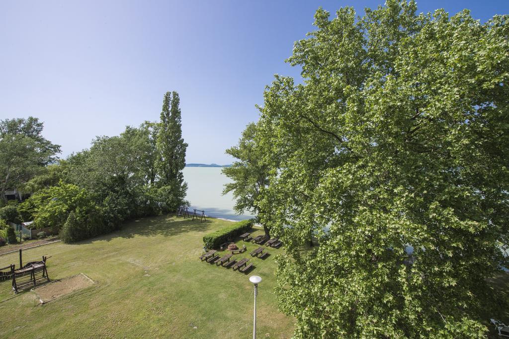Familia Hotel Balatonboglar Bagian luar foto