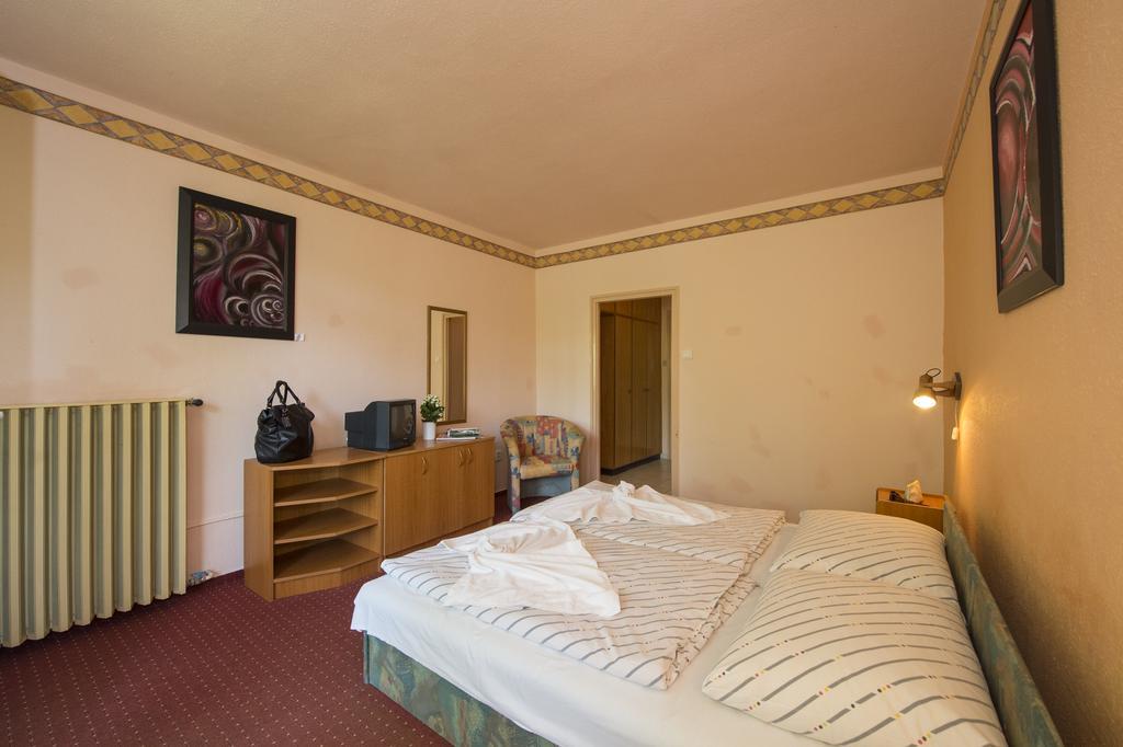 Familia Hotel Balatonboglar Ruang foto