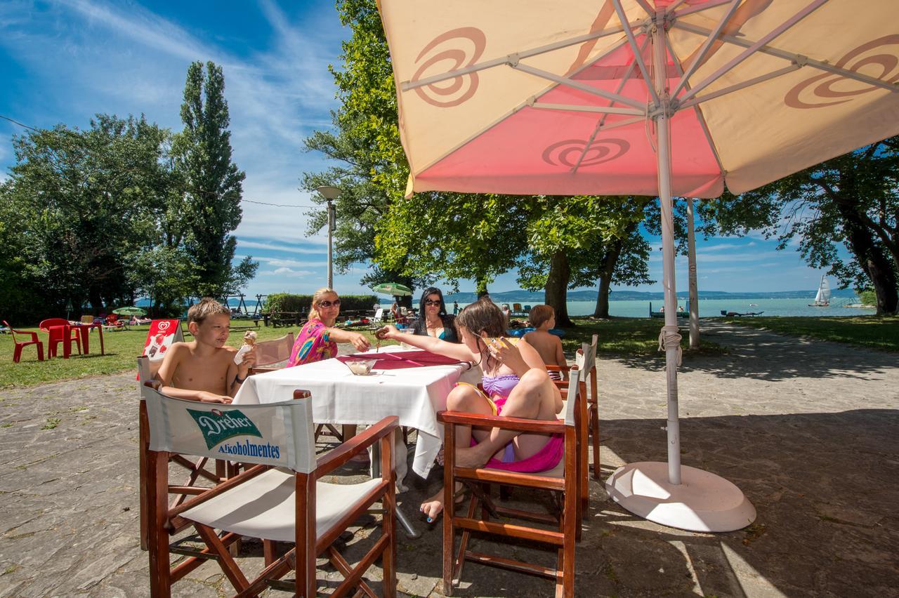 Familia Hotel Balatonboglar Bagian luar foto
