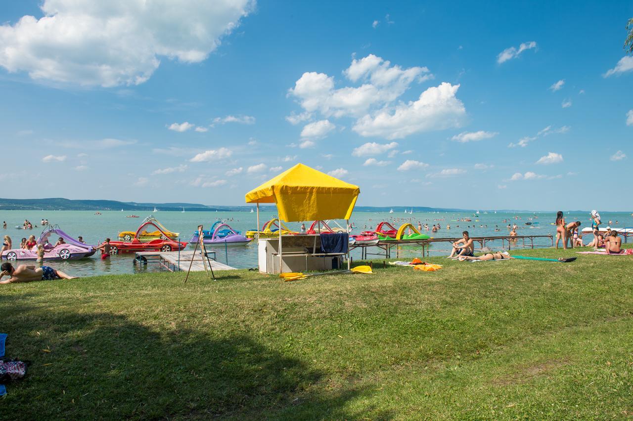 Familia Hotel Balatonboglar Bagian luar foto